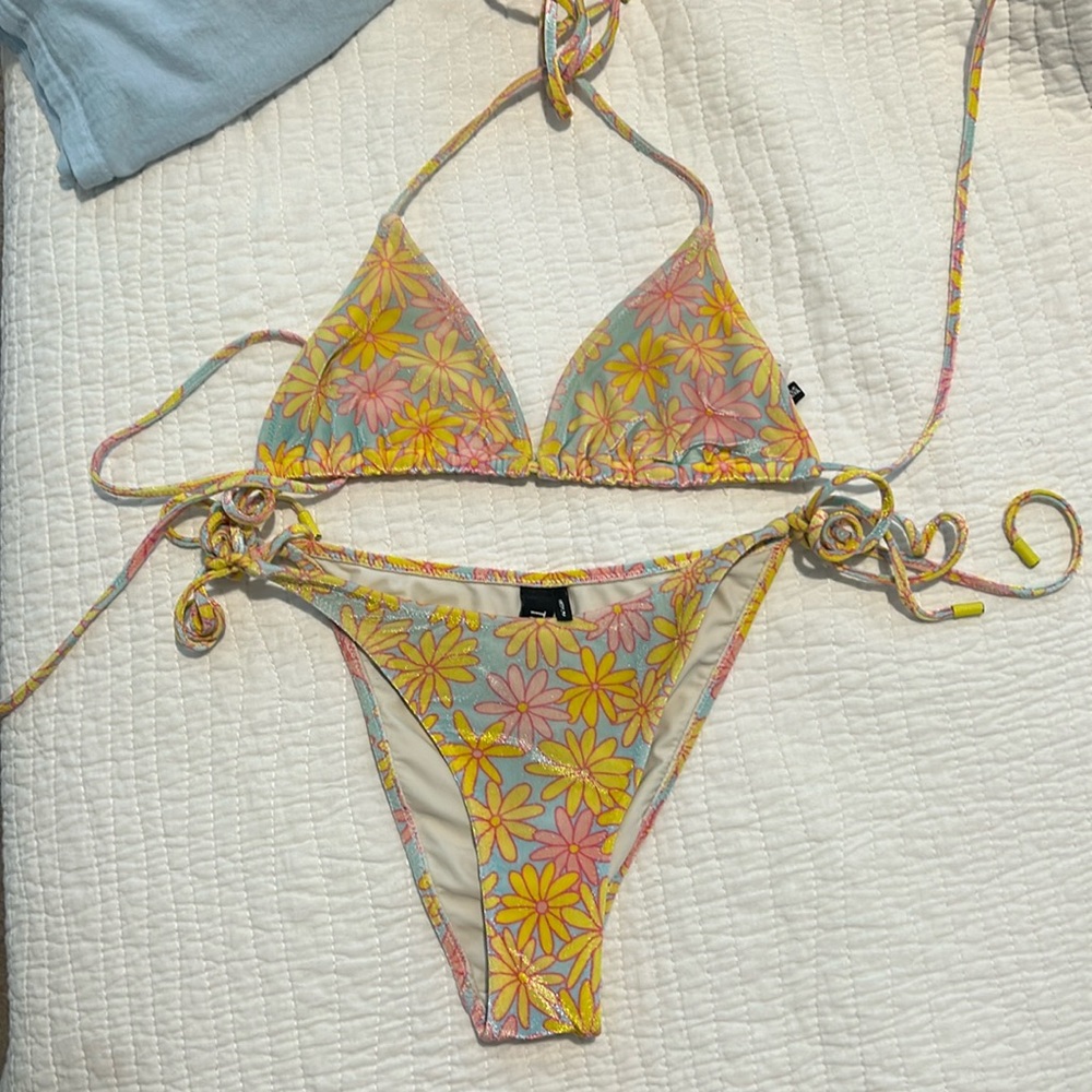 Triangl bikini set (Top L Bottoms M)